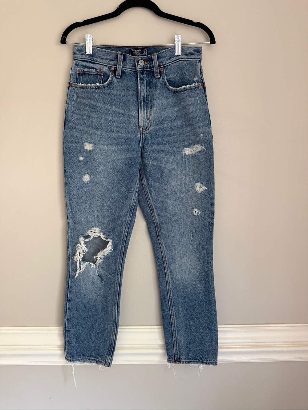 NWOT Abercrombie & Fitch High-Rise Mom Distressed Light Blue Jeans, size 25